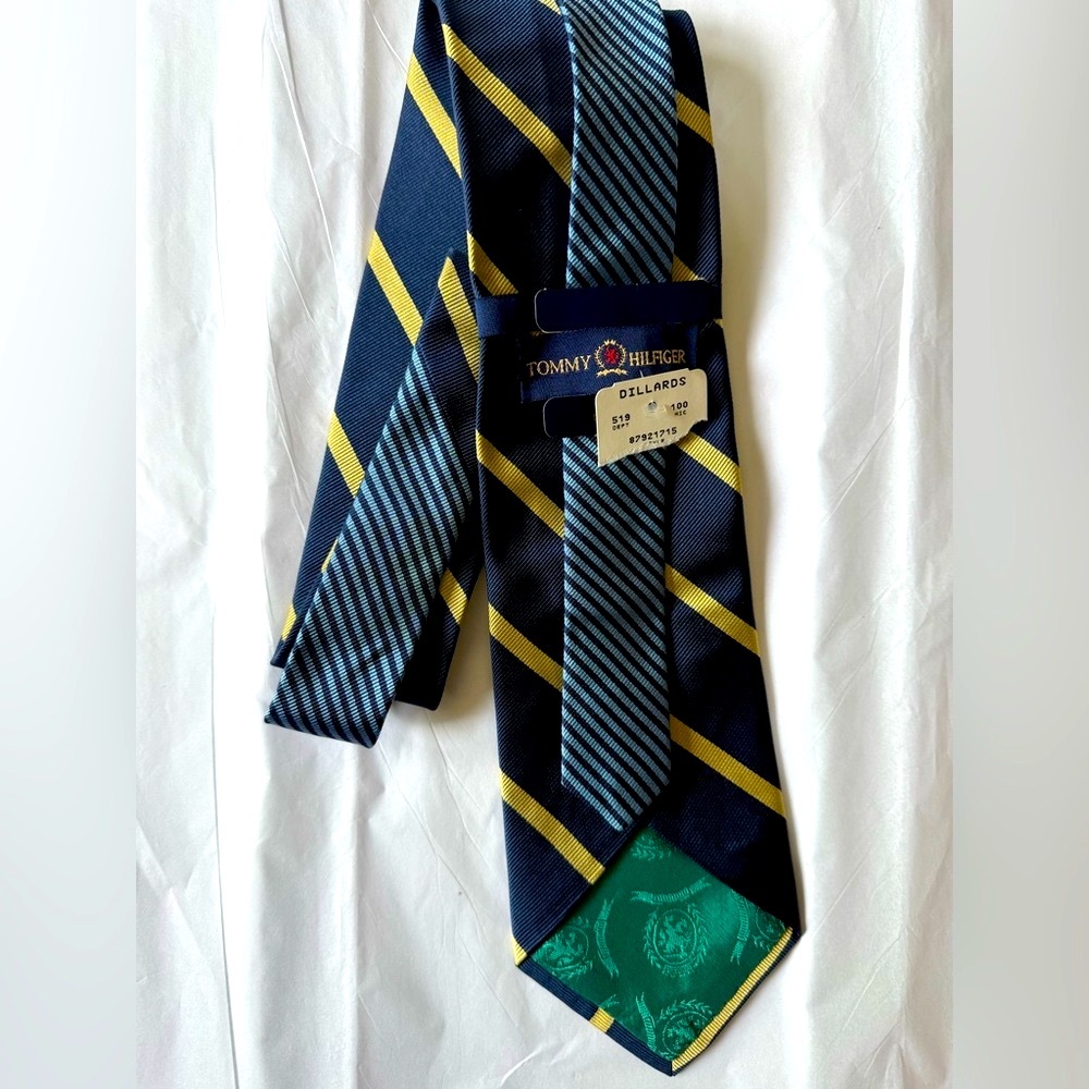 NWT Tommy Hilfiger nice Elegant Navy and Gold Striped Tie